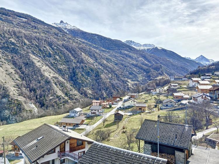 Charme et authenticité pour ce 3.5 pièces avec vue panoramique sur les Alpes