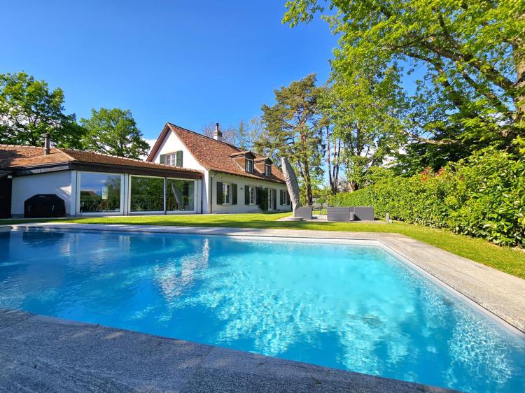 Villa rénovée de 8.5 pièces avec piscine sur env. 2'000 m² de terrain